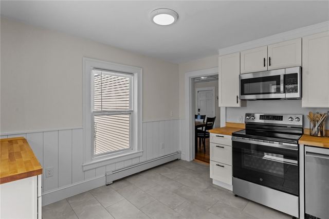 11 Young Street 2, Newport, RI 02840
