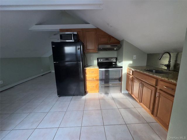 25 Gardners Lane A, Hampton Bays, NY 11946