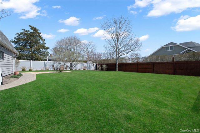 25 Gardners Lane A, Hampton Bays, NY 11946