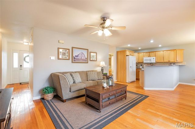 109 Spruce Court, Brighton, IL 62012