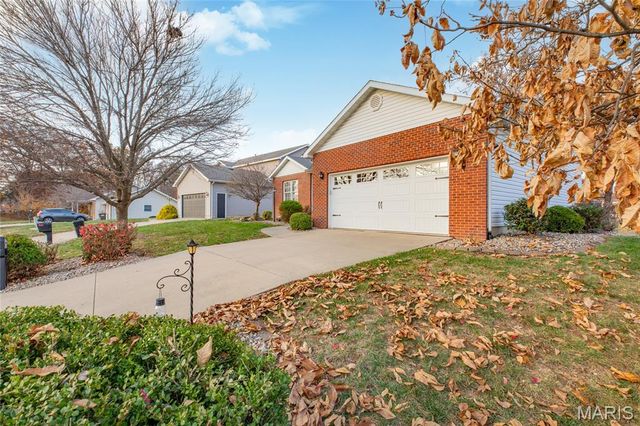 109 Spruce Court, Brighton, IL 62012