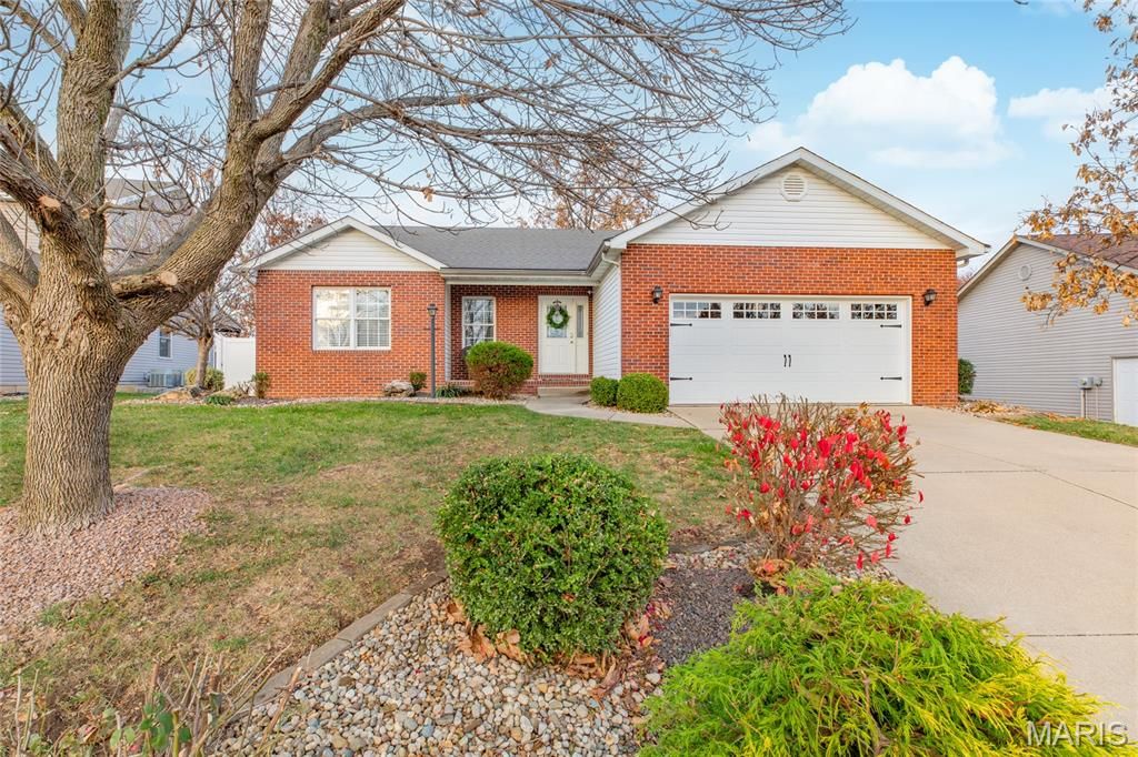 109 Spruce Court, Brighton, IL 62012