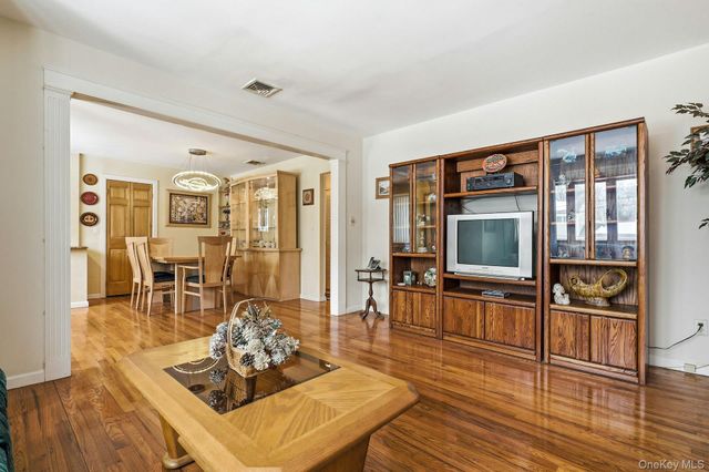 7 Bartel Place, South Huntington, NY 11746