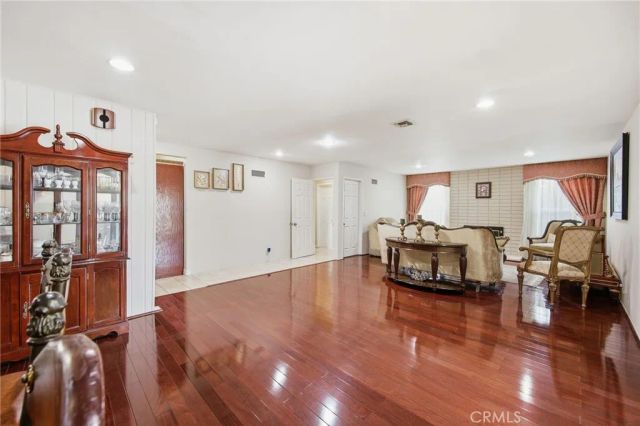22248 Leadwell, Canoga Park, CA 91303