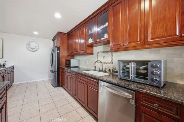 22248 Leadwell, Canoga Park, CA 91303