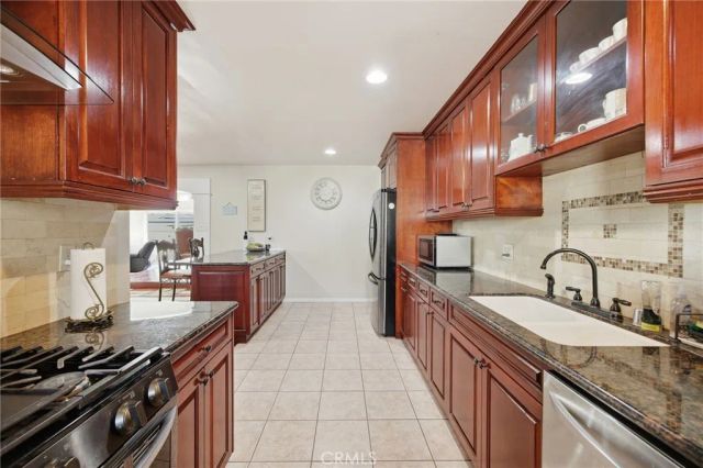 22248 Leadwell, Canoga Park, CA 91303