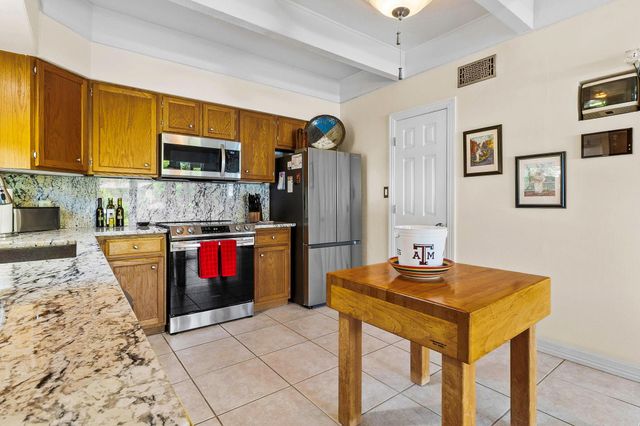 305 Lakeshore Dr, Onalaska, TX 77360