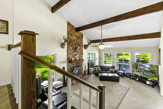 305 Lakeshore Dr, Onalaska, TX 77360