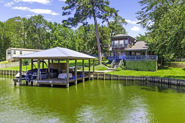 305 Lakeshore Dr, Onalaska, TX 77360