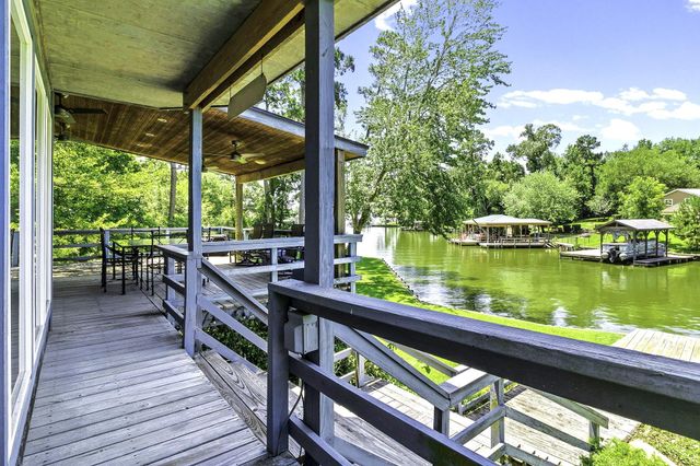 305 Lakeshore Dr, Onalaska, TX 77360