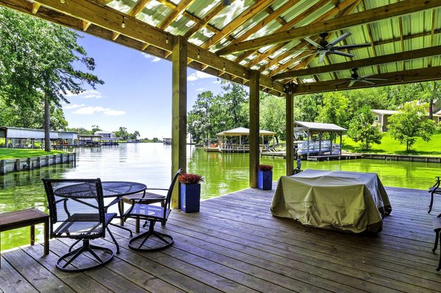 305 Lakeshore Dr, Onalaska, TX 77360