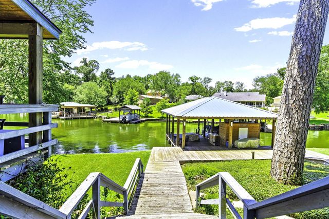 305 Lakeshore Dr, Onalaska, TX 77360