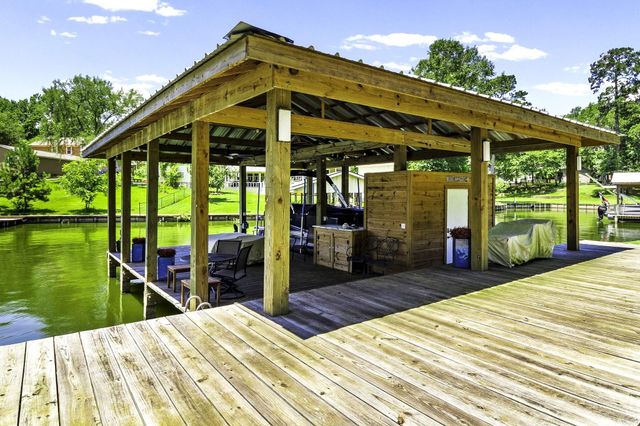 305 Lakeshore Dr, Onalaska, TX 77360