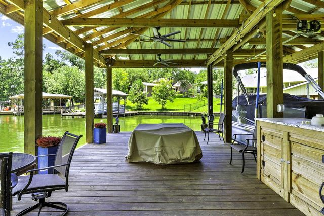 305 Lakeshore Dr, Onalaska, TX 77360