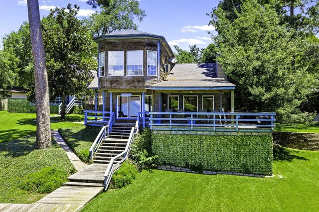 305 Lakeshore Dr, Onalaska, TX 77360