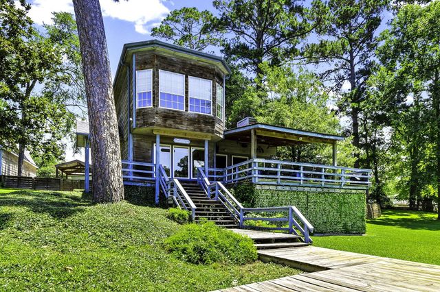 305 Lakeshore Dr, Onalaska, TX 77360