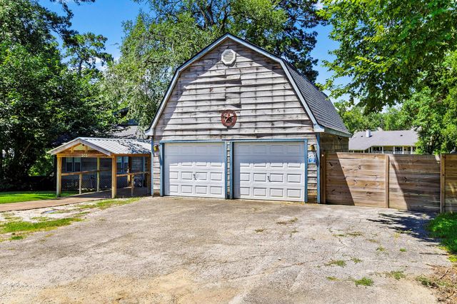 305 Lakeshore Dr, Onalaska, TX 77360