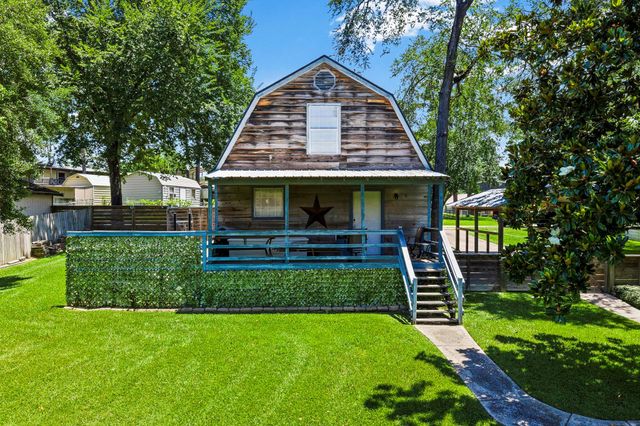 305 Lakeshore Dr, Onalaska, TX 77360