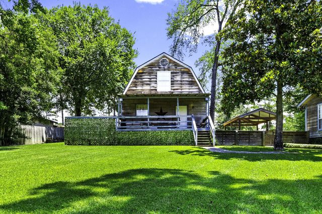 305 Lakeshore Dr, Onalaska, TX 77360