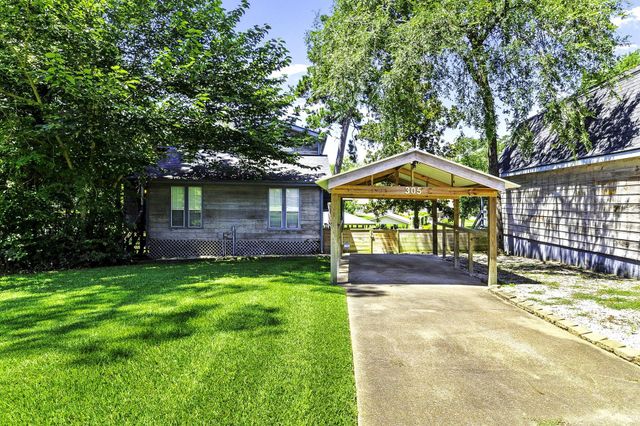 305 Lakeshore Dr, Onalaska, TX 77360