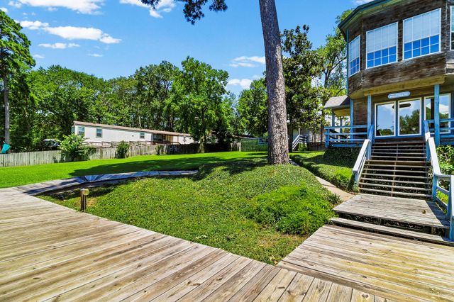 305 Lakeshore Dr, Onalaska, TX 77360