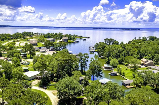 305 Lakeshore Dr, Onalaska, TX 77360