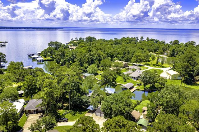 305 Lakeshore Dr, Onalaska, TX 77360