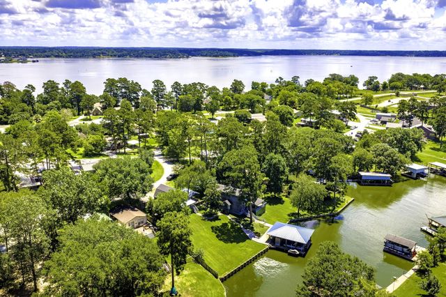 305 Lakeshore Dr, Onalaska, TX 77360