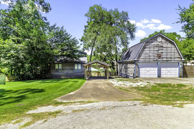 305 Lakeshore Dr, Onalaska, TX 77360