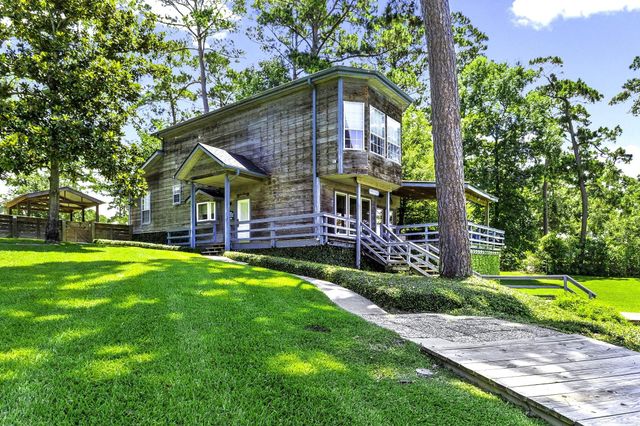 305 Lakeshore Dr, Onalaska, TX 77360