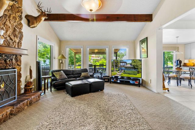 305 Lakeshore Dr, Onalaska, TX 77360