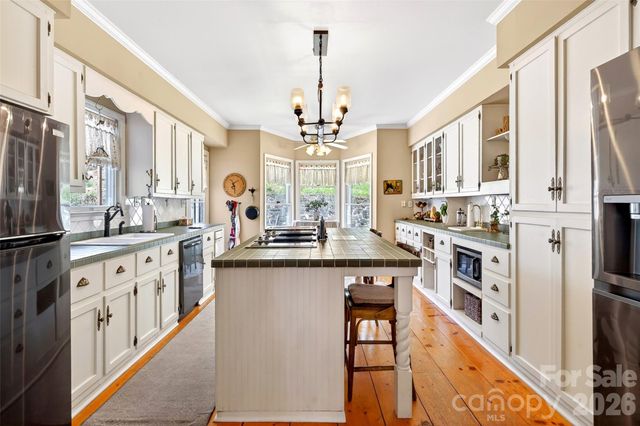 60 Henry Lane, Spruce Pine, NC 28777