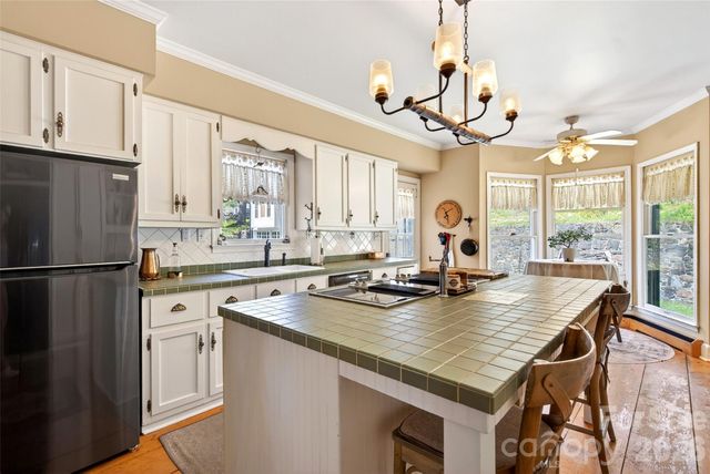 60 Henry Lane, Spruce Pine, NC 28777