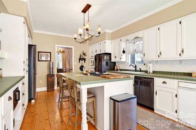 60 Henry Lane, Spruce Pine, NC 28777