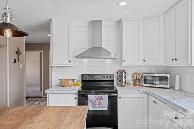 59 Alberto Way, Hendersonville, NC 28792