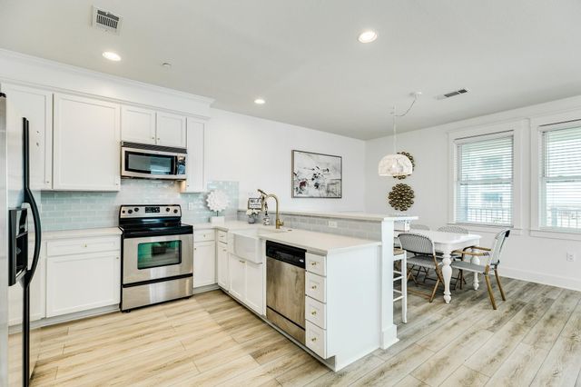 4231 Pointe West 103, Galveston, TX 77554