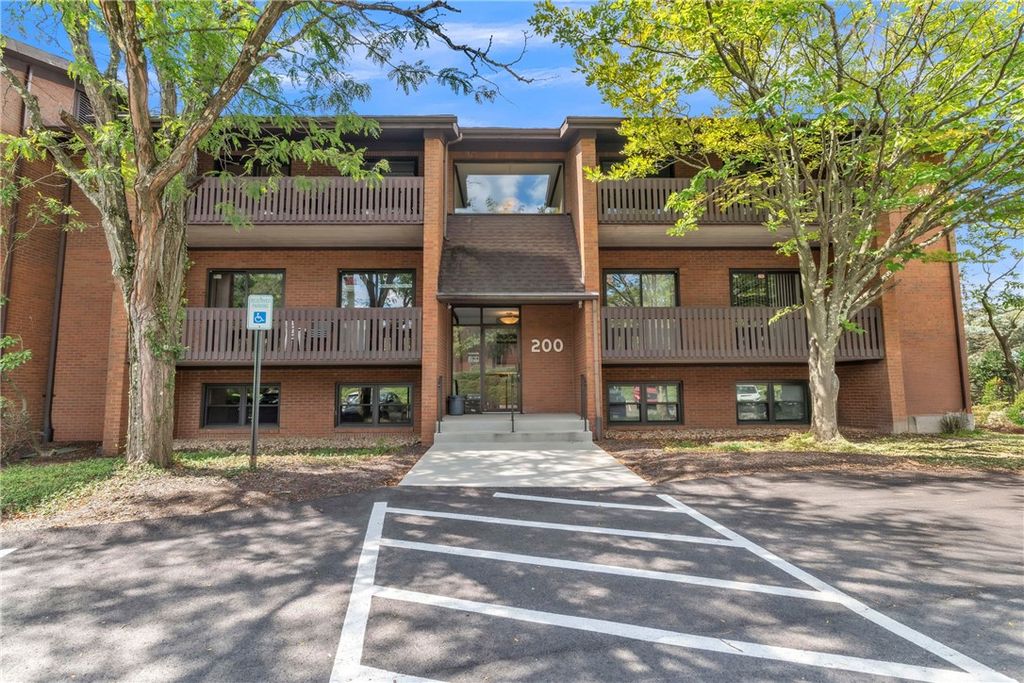 201 Mcknight Park Dr, Ross Twp, PA 15237