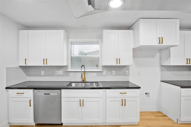 615 S 7th Street, La Porte, TX 77571