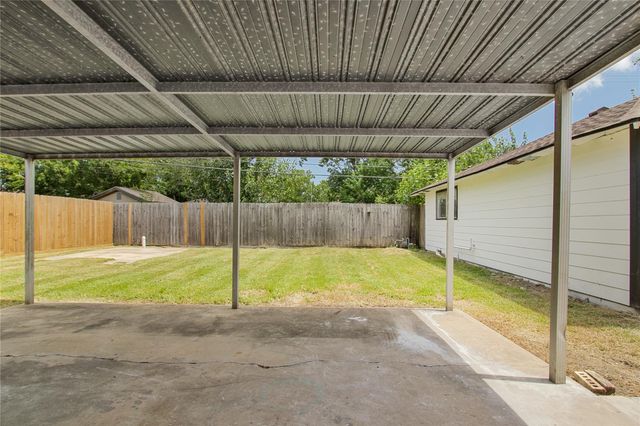615 S 7th Street, La Porte, TX 77571