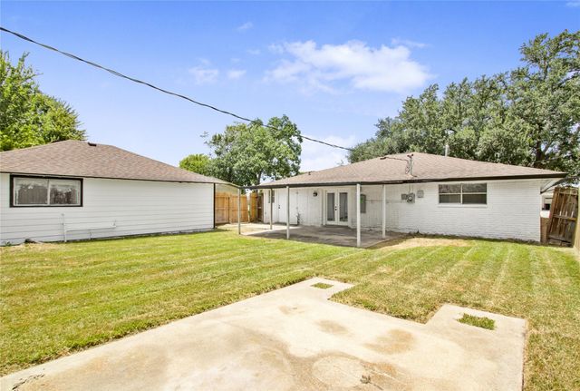 615 S 7th Street, La Porte, TX 77571