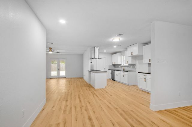 615 S 7th Street, La Porte, TX 77571