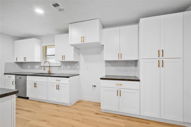 615 S 7th Street, La Porte, TX 77571