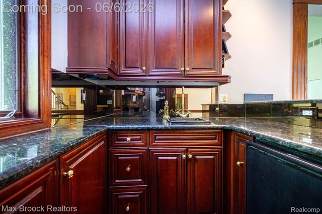 6604 College Park Drive, Springfield Charter Township, MI 48346