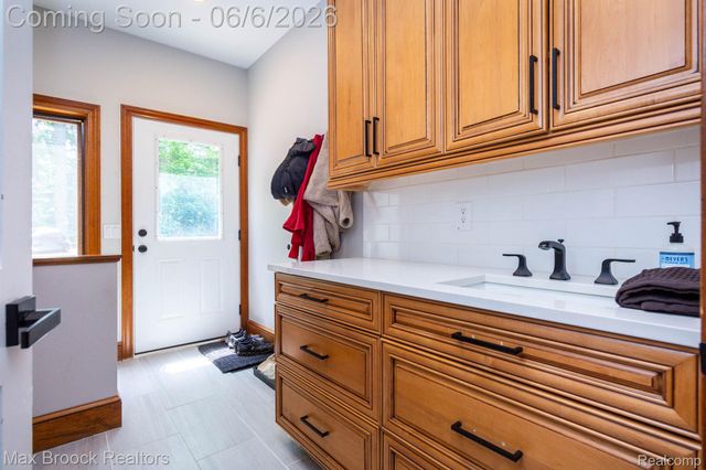 6604 College Park Drive, Springfield Charter Township, MI 48346