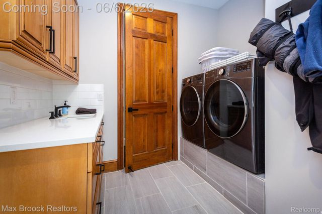 6604 College Park Drive, Springfield Charter Township, MI 48346
