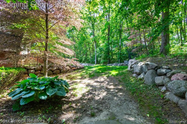 6604 College Park Drive, Springfield Charter Township, MI 48346