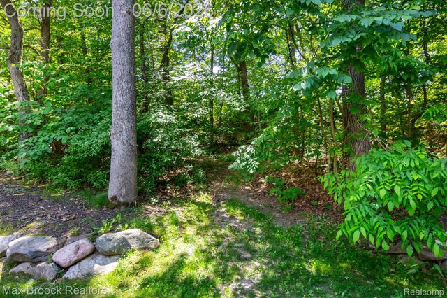 6604 College Park Drive, Springfield Charter Township, MI 48346