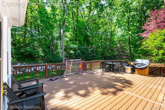 6604 College Park Drive, Springfield Charter Township, MI 48346