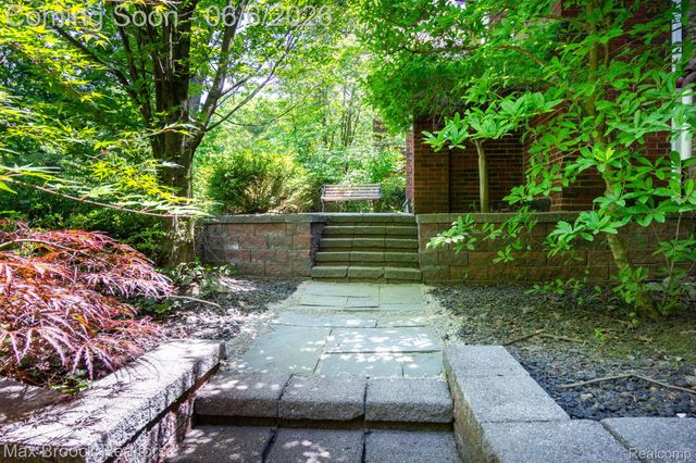 6604 College Park Drive, Springfield Charter Township, MI 48346