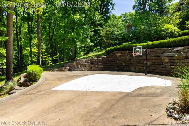 6604 College Park Drive, Springfield Charter Township, MI 48346